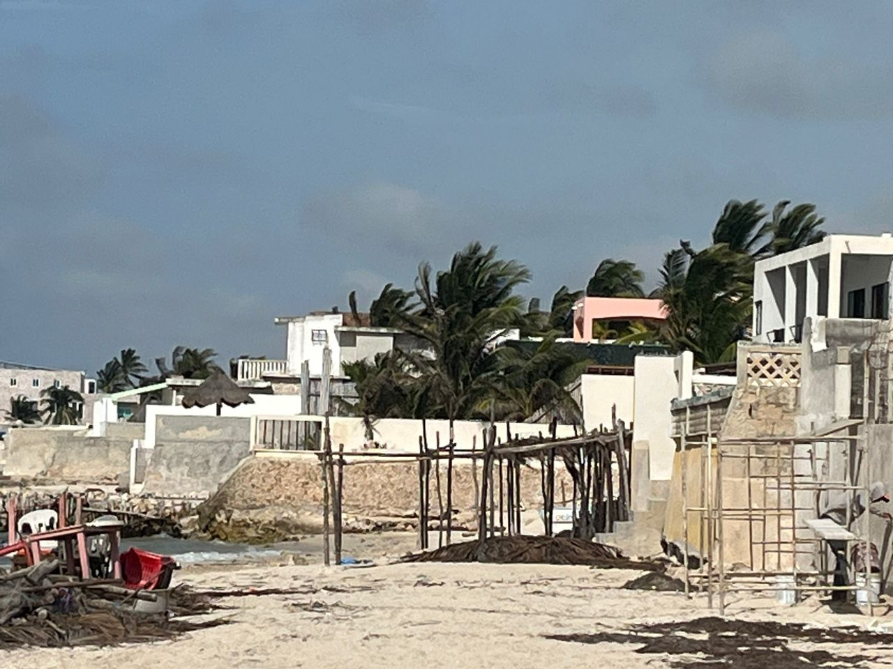 Habitantes de Chelem retiran maderas que invadían la playa, colocadas por una estadounidense