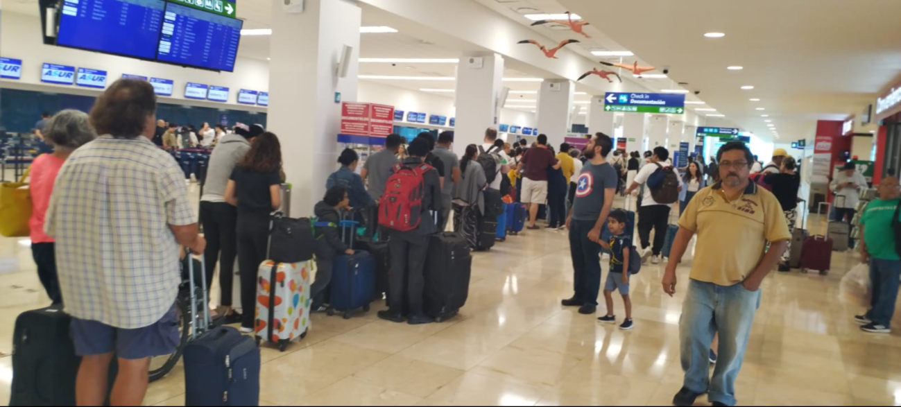 Pasajeros esperan en abordar sus vuelos
