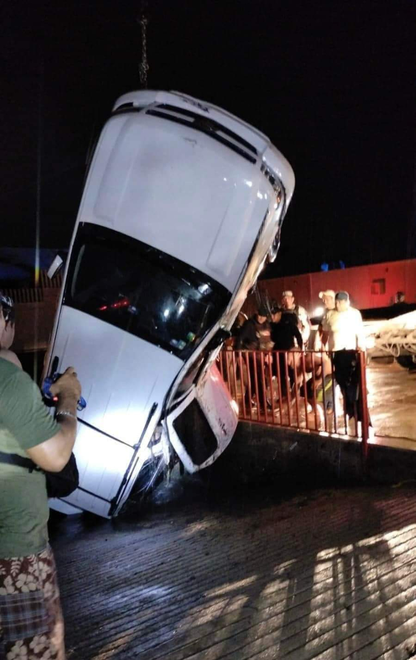 Así fue rescatada la camioneta en Coatzacoalcos Así fue rescatada la camioneta en Coatzacoalcos