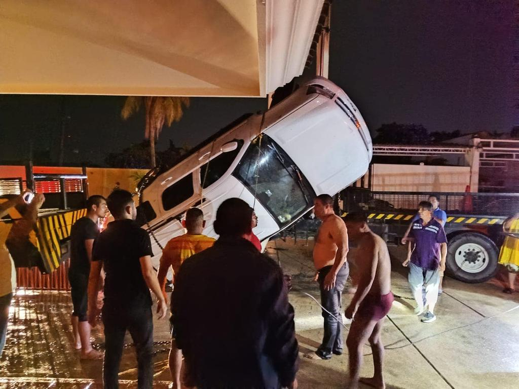 Autoridades ingresaron al río Calzadas para recuperar la camioneta Autoridades ingresaron al río Calzadas para recuperar la camioneta