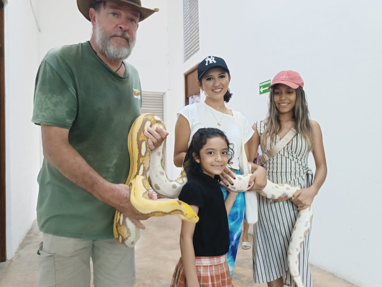 Chico y grandes pudieron agarrar una serpiente Chico y grandes pudieron agarrar una serpiente