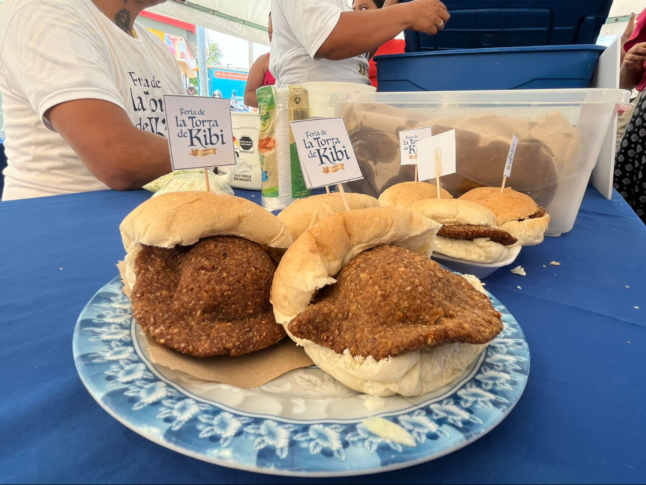 Había relleno con queso de bola, philadelphia, carne molida e incluso mariscos como el camarón Había relleno con queso de bola, philadelphia, carne molida e incluso mariscos como el camarón