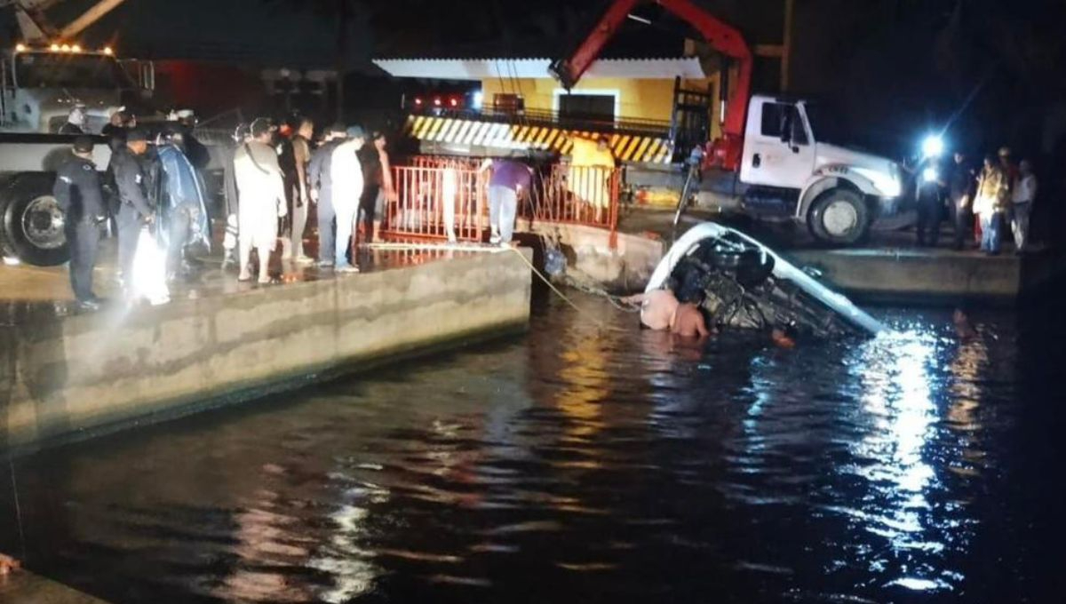 Una grúa fue la encargada de retirar el vehículo del río Calzadas en Coatzacoalcos Una grúa fue la encargada de retirar el vehículo del río Calzadas en Coatzacoalcos