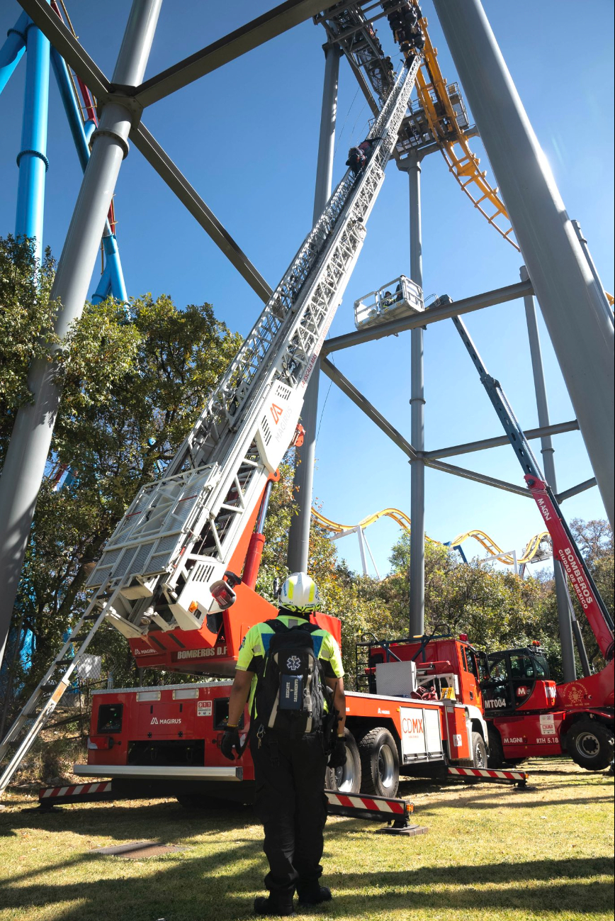 Bomberos de CDMX realizan simulacro en Six Flags Bomberos de CDMX realizan simulacro en Six Flags