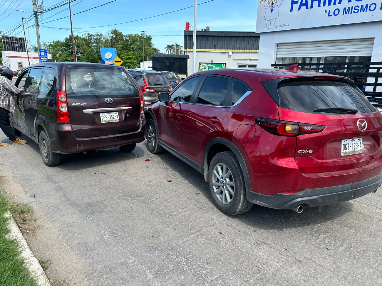 El conductor de una camioneta Toyota frenó en el cruce con la calle Perú, y una camioneta Mazda chocó contra su parte trasera. El conductor de una camioneta Toyota frenó en el cruce con la calle Perú, y una camioneta Mazda chocó contra su parte trasera.