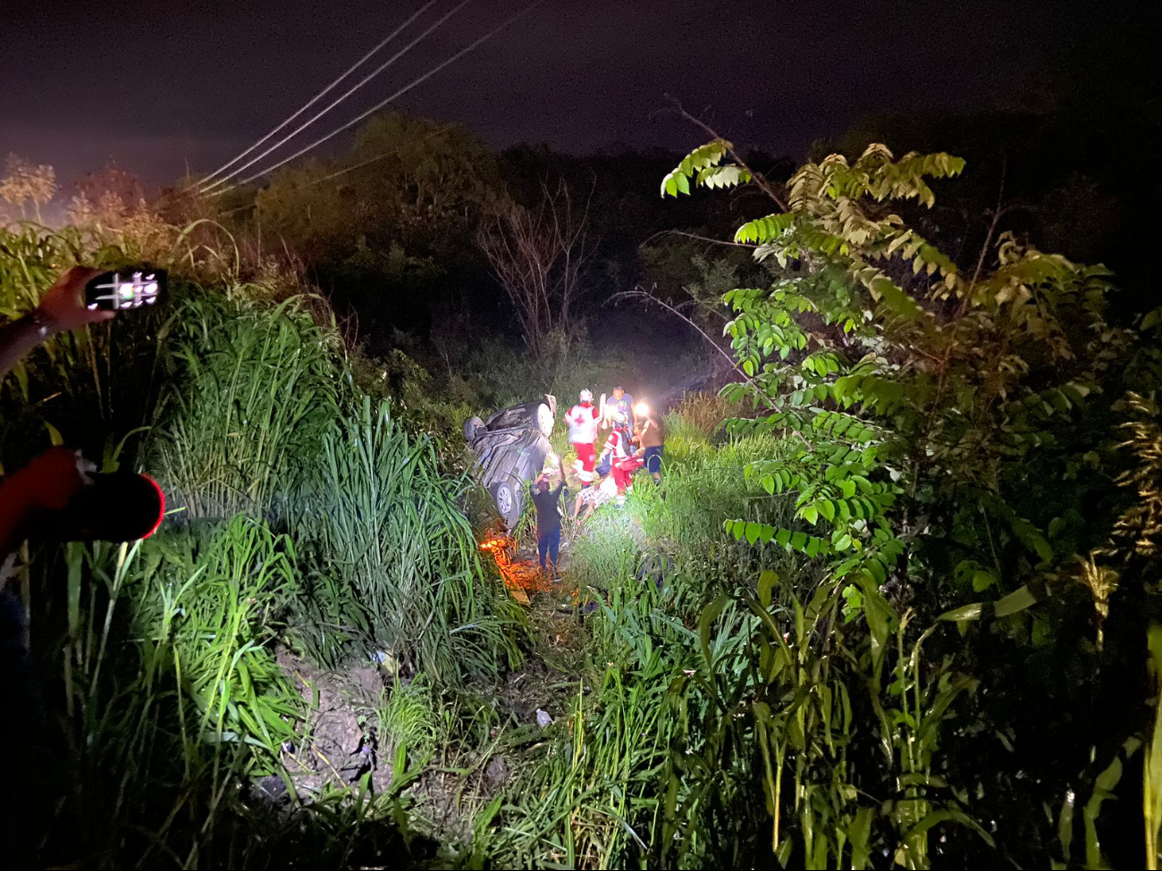 El vehículo terminó en la maleza, en la carretera Escárcega-Champotón El vehículo terminó en la maleza, en la carretera Escárcega-Champotón