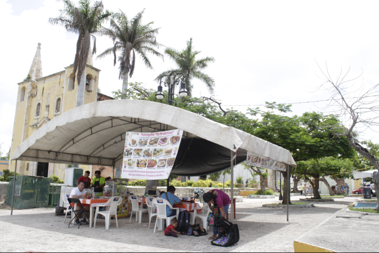 En los puestos de comida solamente llegan hasta tres personas en el día En los puestos de comida solamente llegan hasta tres personas en el día