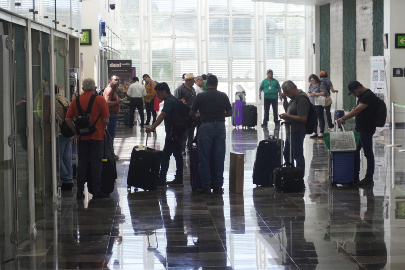 La Guardia Nacional tuvo presencia en el área de ascenso y descenso de pasajeros en el Aeropuerto Internacional de Campeche. La Guardia Nacional tuvo presencia en el área de ascenso y descenso de pasajeros en el Aeropuerto Internacional de Campeche.