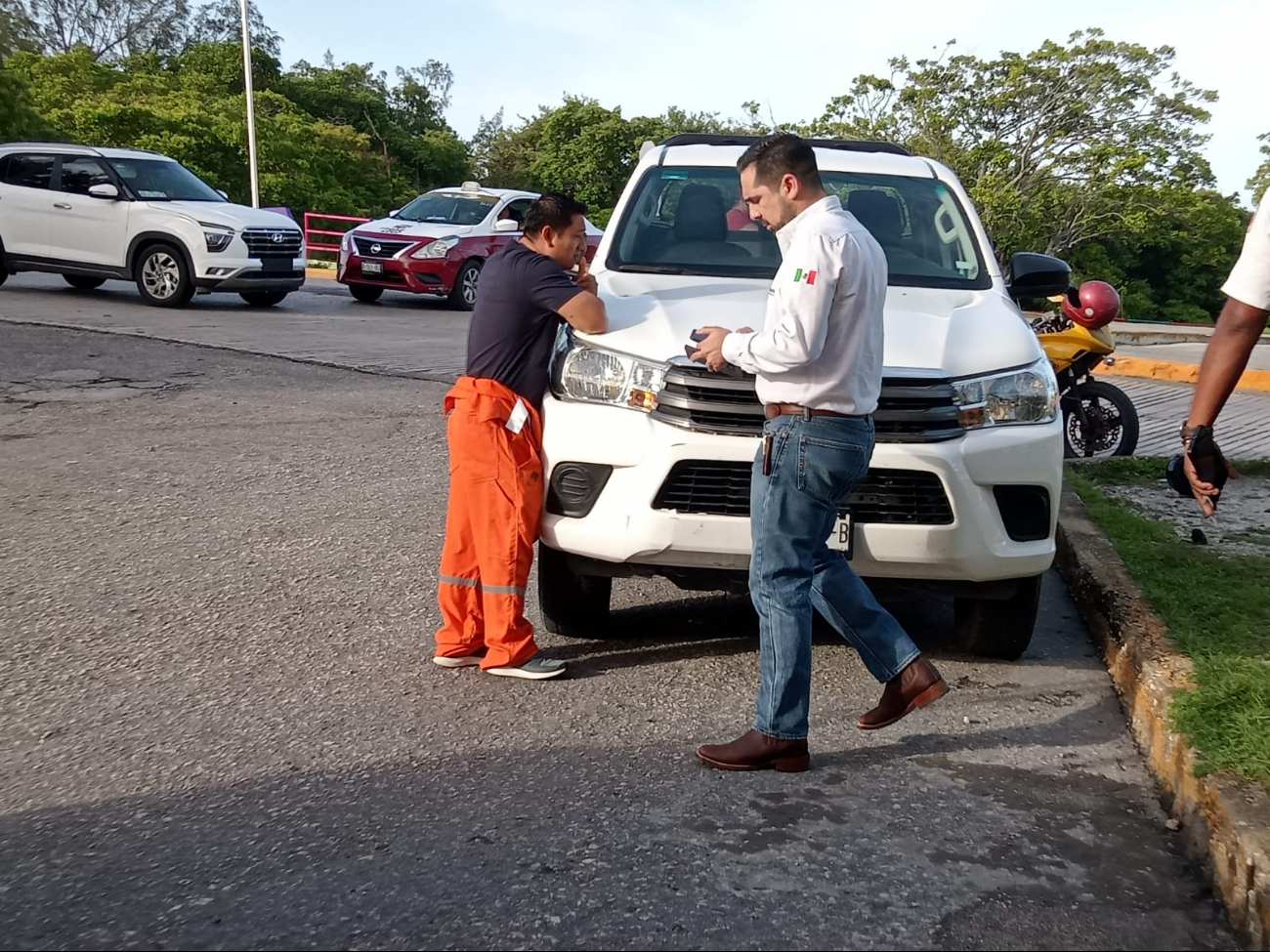 La policía arrestó momentáneamente al conductor de la camioneta para evitar que se diera a la fuga. La policía arrestó momentáneamente al conductor de la camioneta para evitar que se diera a la fuga.