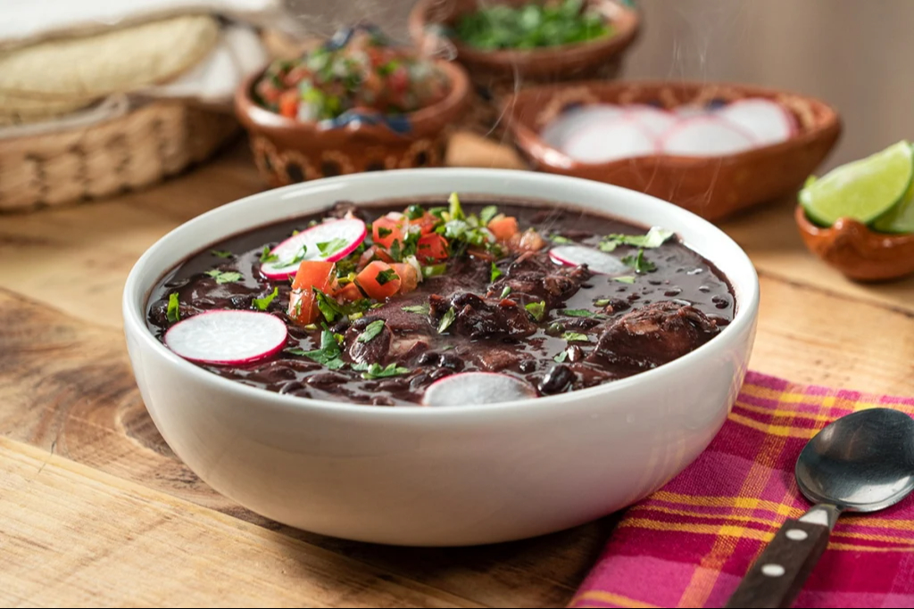 Cómo preparar frijol con puerco, el tradicional platillo de los lunes en la Península de Yucatán