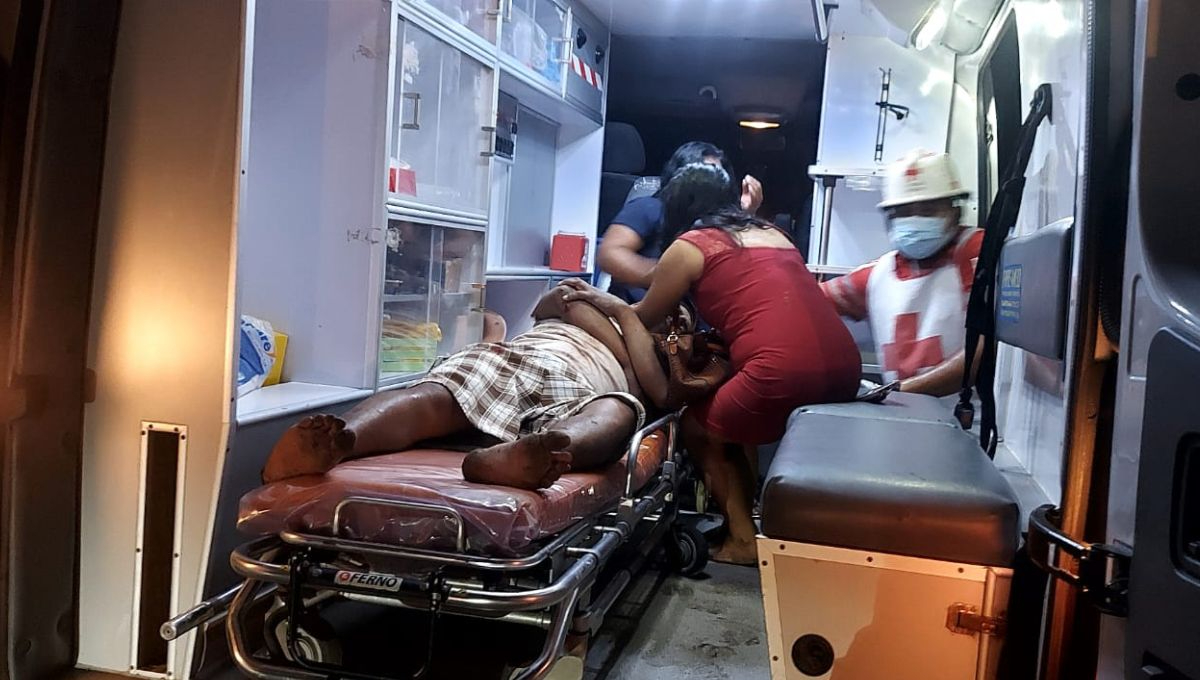 Paramédicos atienden a personas lesionadas en Escárcega