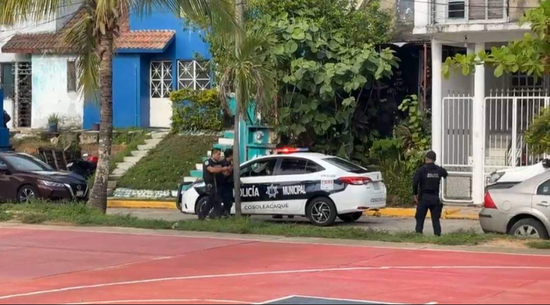 Policías no consiguieron arrestar a los presuntos asesinos en Cosoleacaque Policías no consiguieron arrestar a los presuntos asesinos en Cosoleacaque