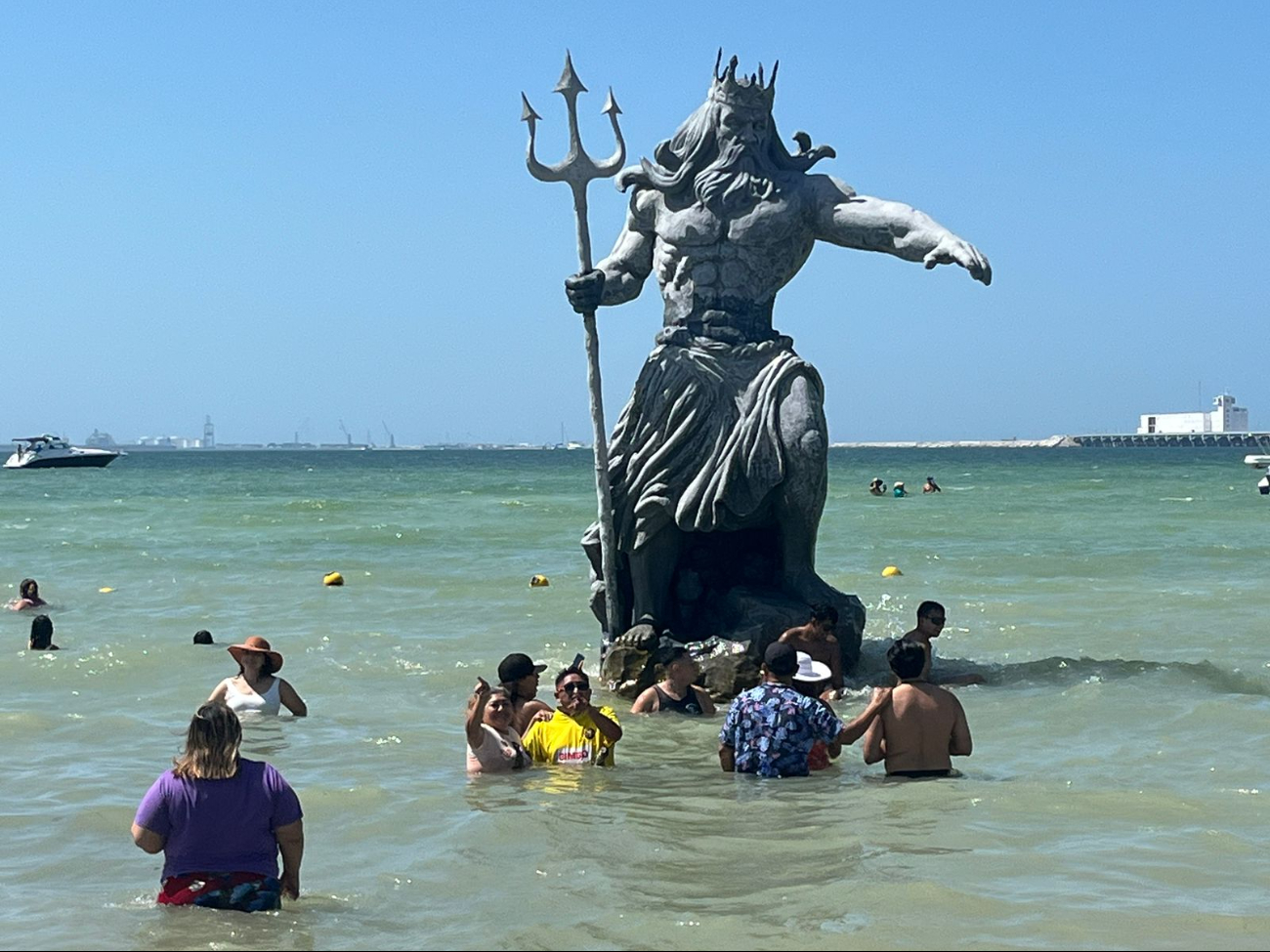 La pareja, junto con su hija, se tomó la foto del recuerdo frente a la estatua de Poseidón La pareja, junto con su hija, se tomó la foto del recuerdo frente a la estatua de Poseidón