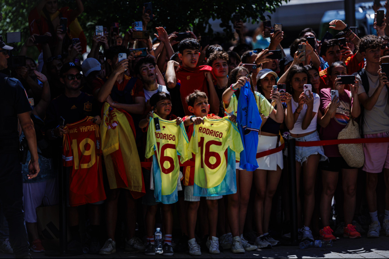 Niños y adultos esperaban el saludo de sus futbolistas favoritos Niños y adultos esperaban el saludo de sus futbolistas favoritos