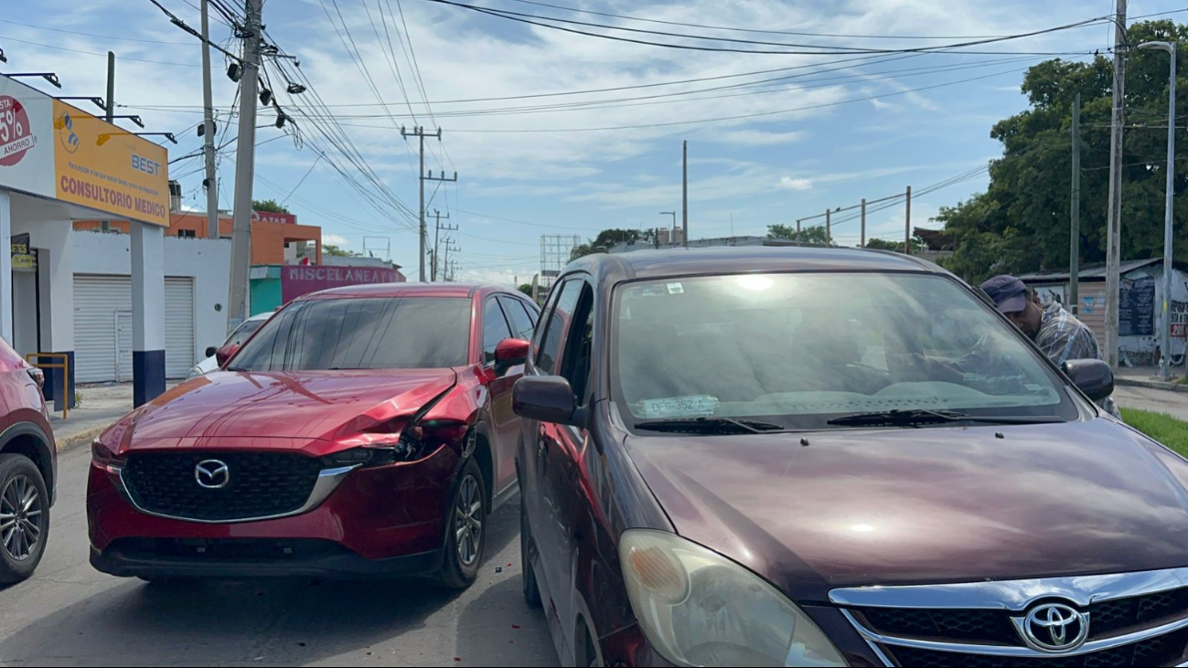 Choque de vehículos  provoca caos vial en la avenida Colosio en Campeche