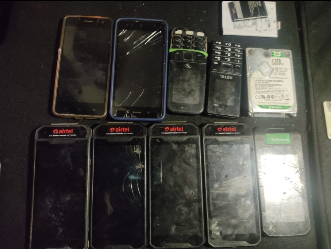 Teléfonos encontrados en el hogar de Collins Jomaisi Khalisia Teléfonos encontrados en el hogar de Collins Jomaisi Khalisia