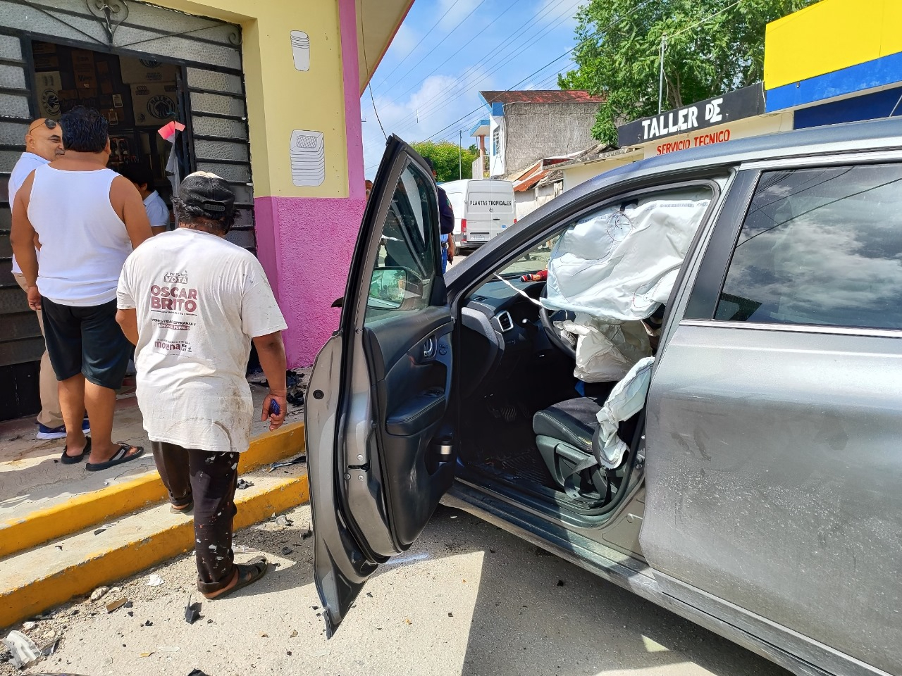 Conductor se ‘vuela el alto’ y causa un choque en Tizimín