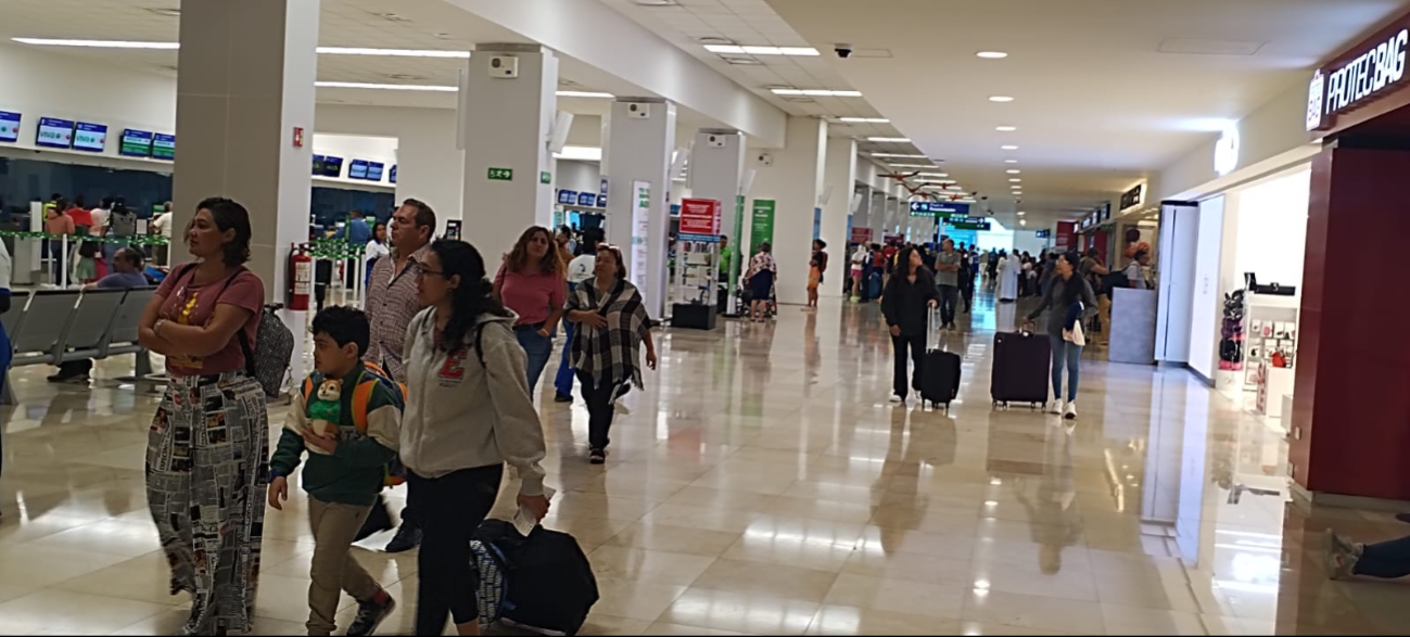 Pasajeros esperan a abordar sus vuelos hacia varios destinos Pasajeros esperan a abordar sus vuelos hacia varios destinos