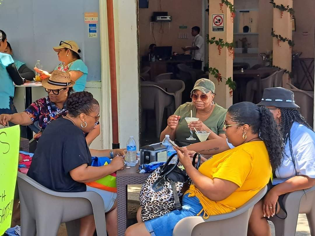 Mientras algunos decidieron recorrer algunas zonas arqueológicas, otros prefirieron pasar un rato agradable en los restaurantes Mientras algunos decidieron recorrer algunas zonas arqueológicas, otros prefirieron pasar un rato agradable en los restaurantes