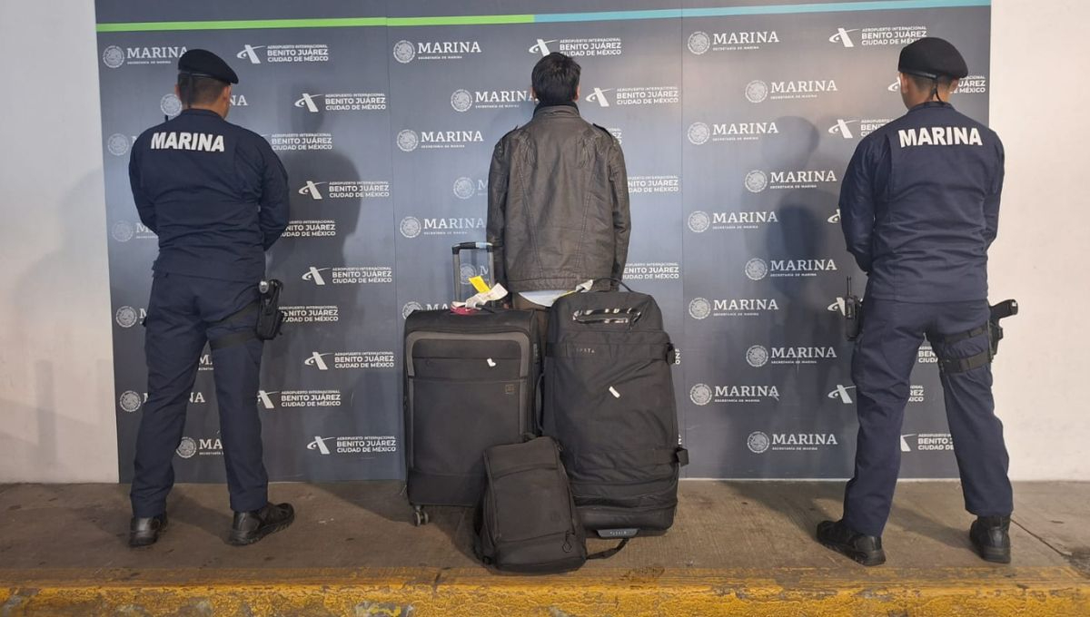 Uno de los hombres detenidos en el AICM Uno de los hombres detenidos en el AICM