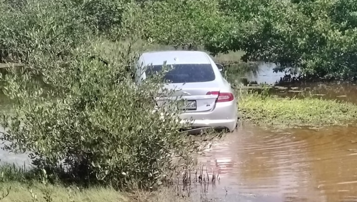 Conductor de un auto deportivo cae dentro de la ciénega en Chicxulub