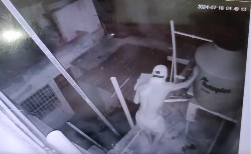 Hombre fue captado en el techo de una vivienda en Progreso Hombre fue captado en el techo de una vivienda en Progreso