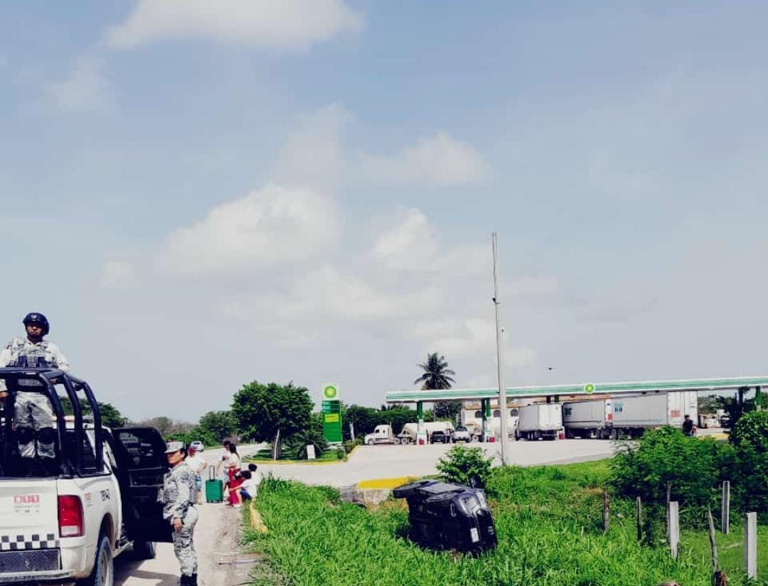 La camioneta se salió de la carretera y volcó sobre su lado izquierdo. La camioneta se salió de la carretera y volcó sobre su lado izquierdo.