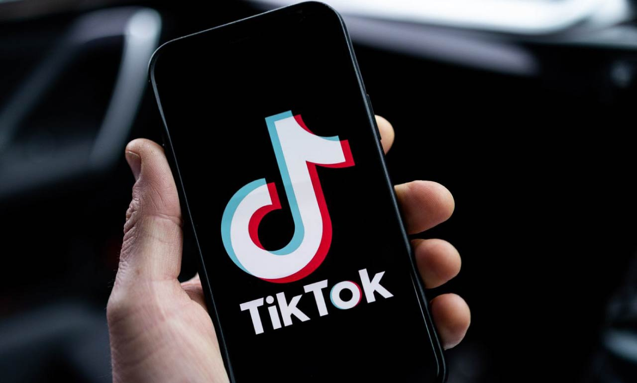 TikTok aumenta su popularidad como fuente de información en un reciente análisis.