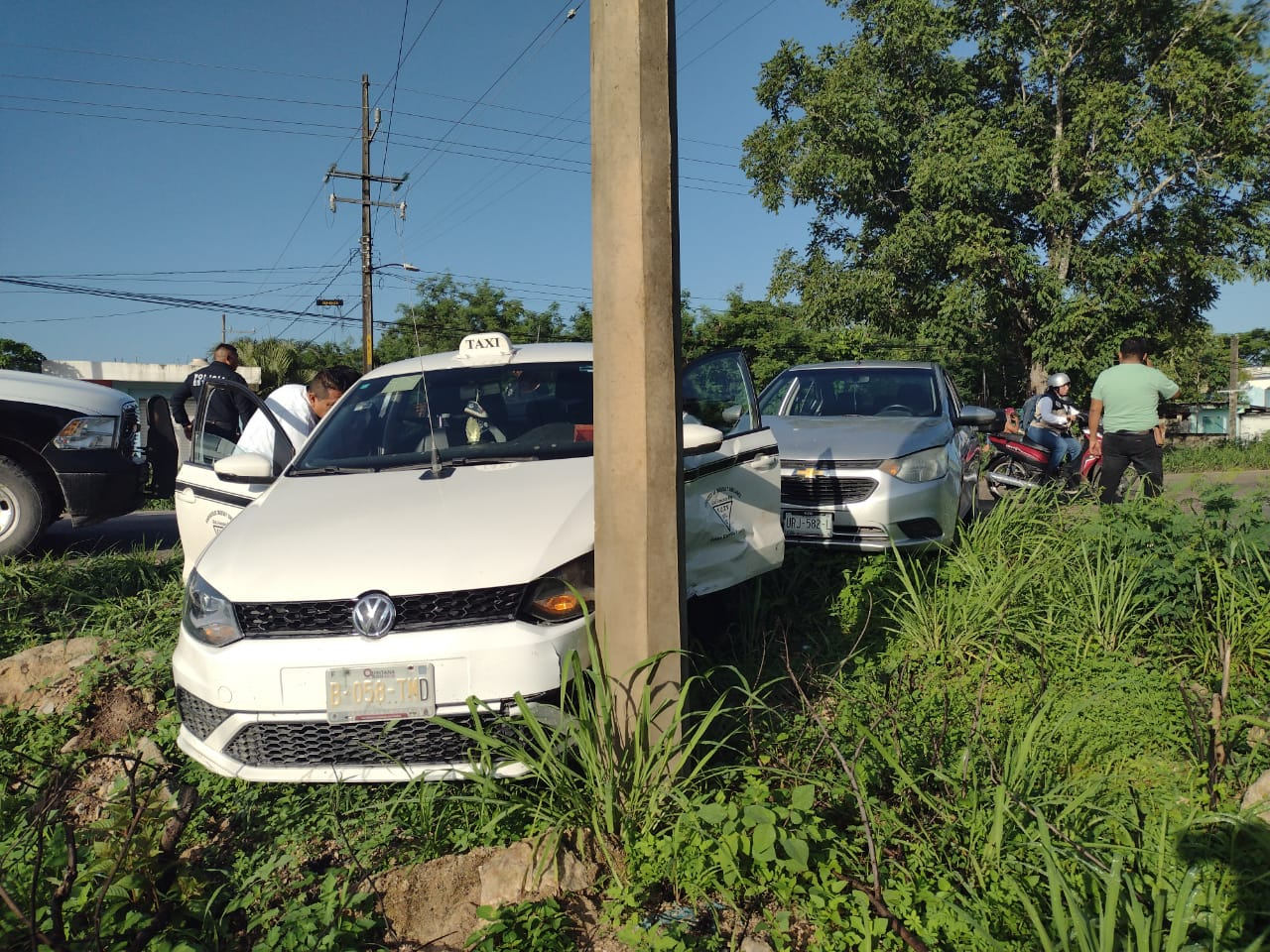 Taxista se estrella contra un poste en Felipe Carrillo Puerto