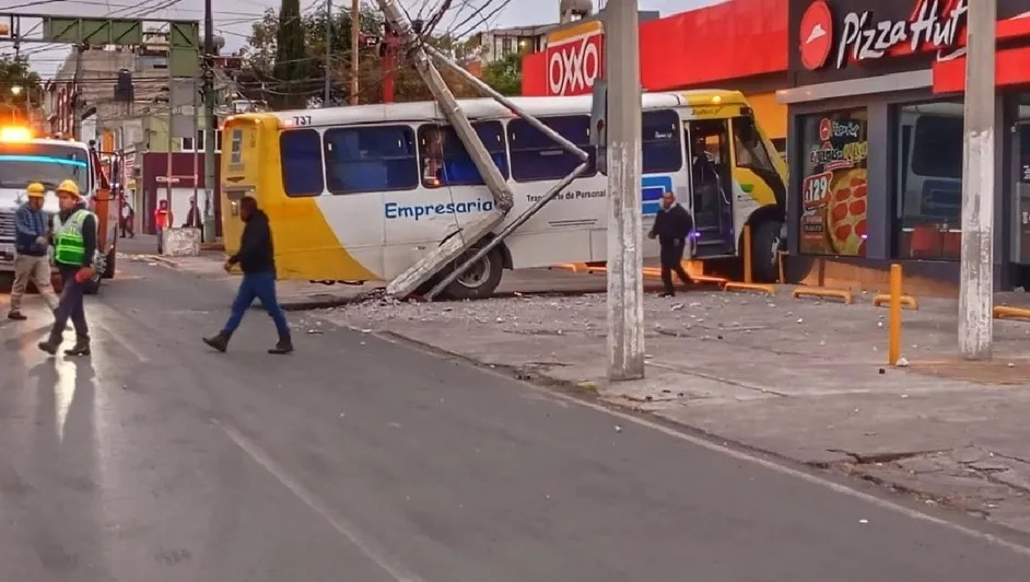 Autobús choca contra Oxxo en Toluca Autobús choca contra Oxxo en Toluca