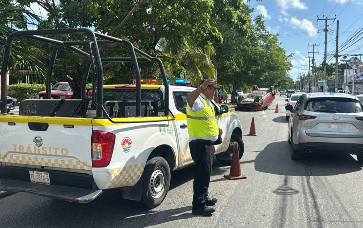 Autoridades dirigieron el tráfico tras el accidente Autoridades dirigieron el tráfico tras el accidente