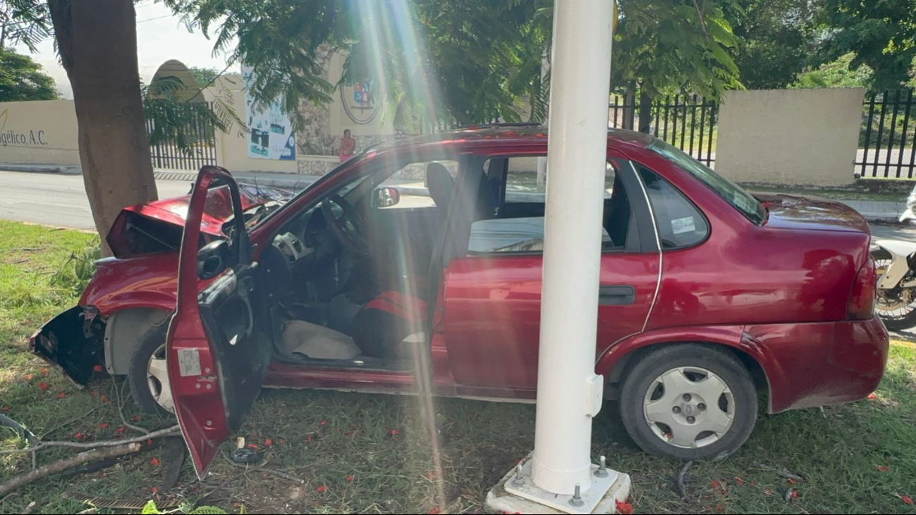 Cuatro personas fueron llevados al hospital luego de quedar prensados dentro de un auto . Cuatro personas fueron llevados al hospital luego de quedar prensados dentro de un auto .
