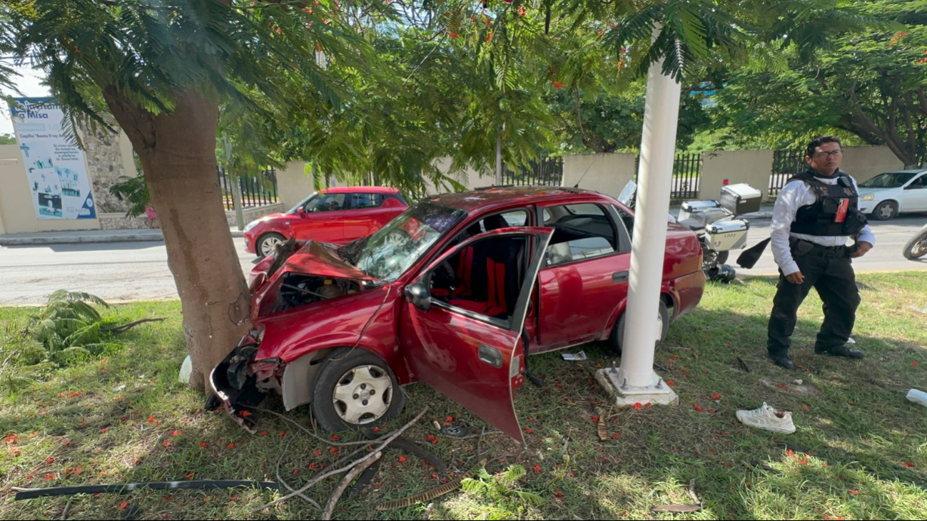 Cuatro personas quedan atrapadas en auto Cuatro personas quedan atrapadas en auto