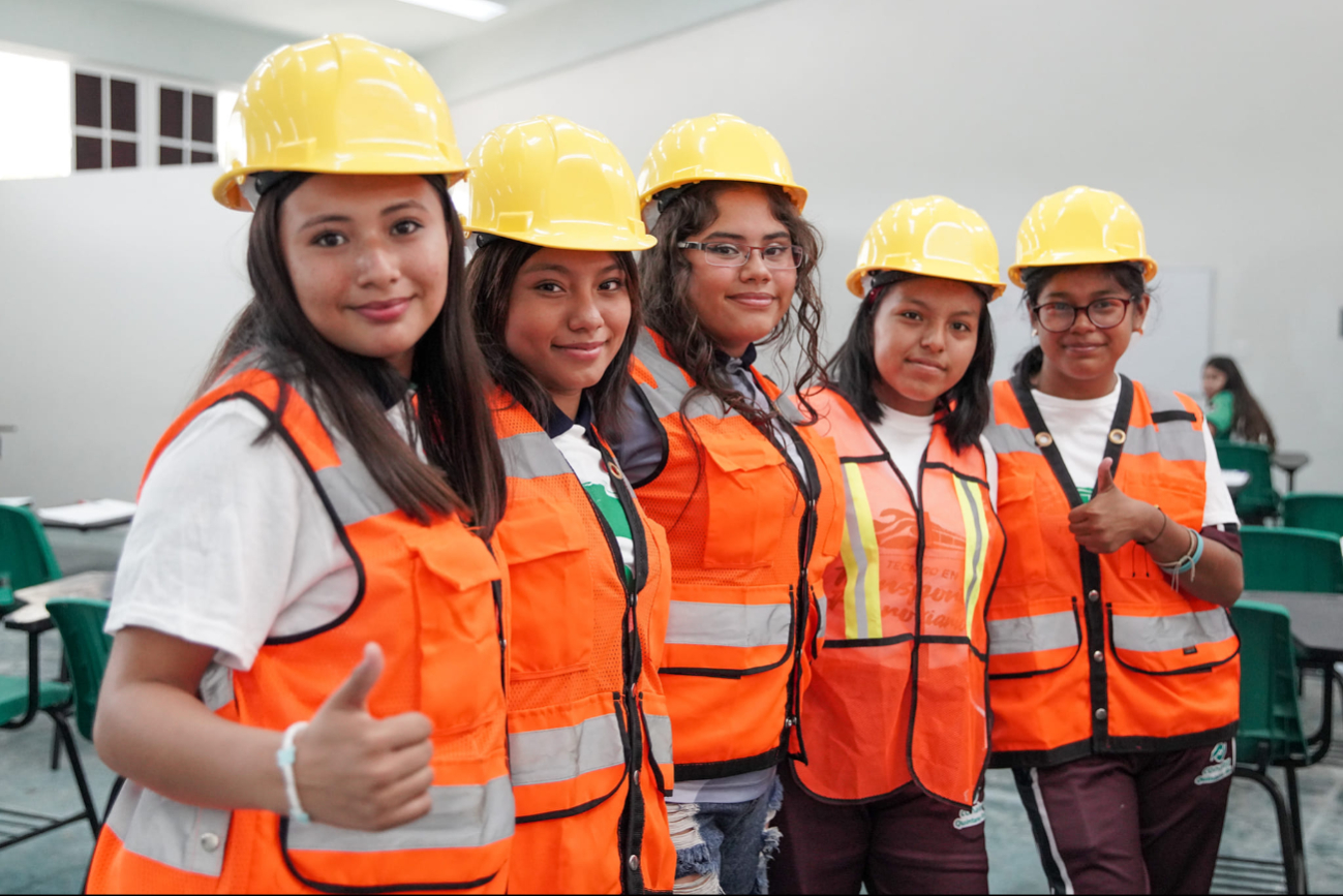 Jóvenes de Quintana Roo se preparan para trabajar en el Tren Maya