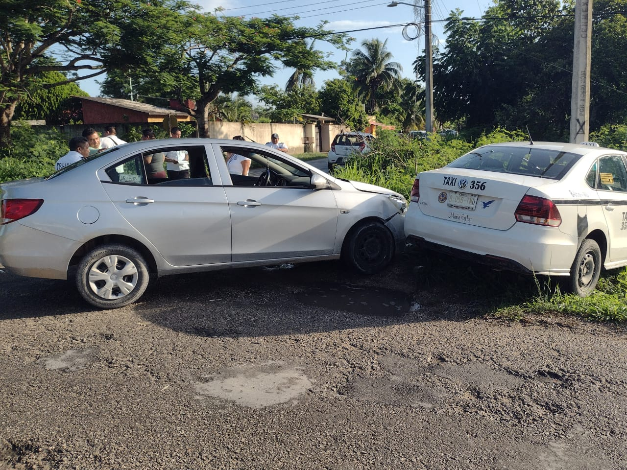 El taxi quedó fuera de la vialidad El taxi quedó fuera de la vialidad