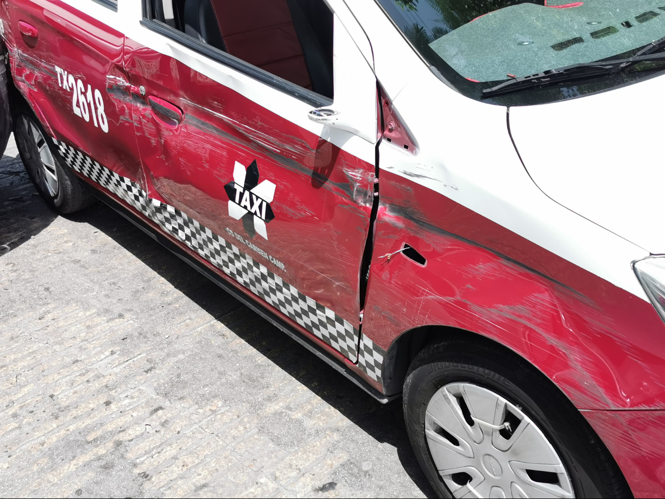 El vehículo de alquiler no llevaba pasajeros y el conductor resultó ile El vehículo de alquiler no llevaba pasajeros y el conductor resultó ile