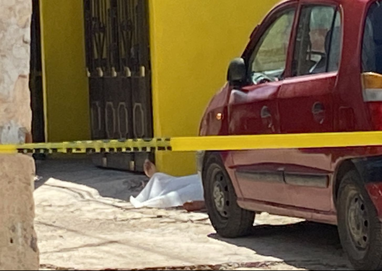 Elementos estatales, bomberos y paramédicos llegaron al lugar, pero confirmaron la muerte del hombre. Elementos estatales, bomberos y paramédicos llegaron al lugar, pero confirmaron la muerte del hombre.