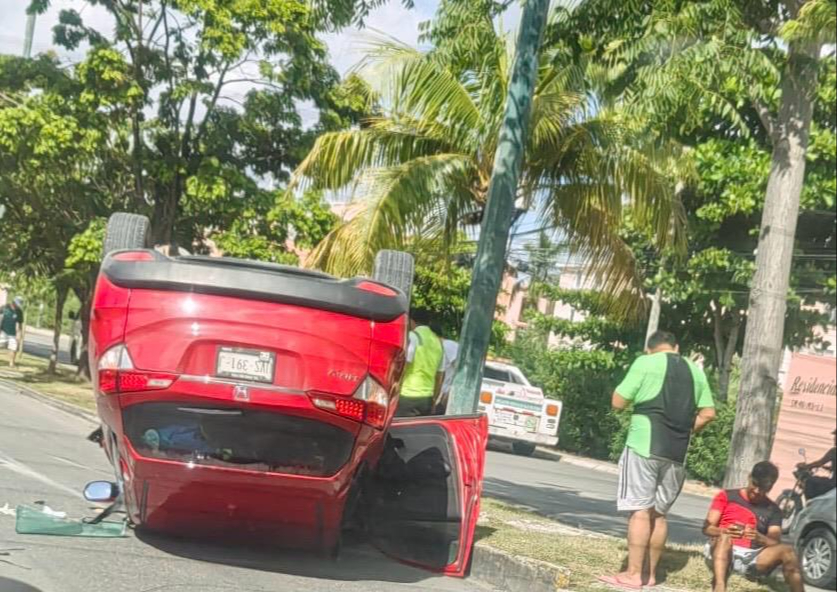 La volcadura dejó daños materiales La volcadura dejó daños materiales