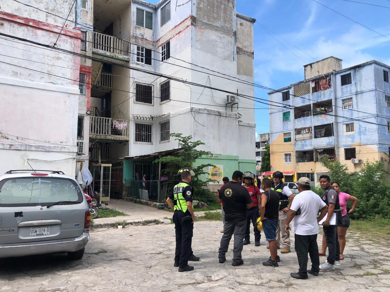 Desalojan a vecinos de un edificio tras el colapso de una escalera en Cancún