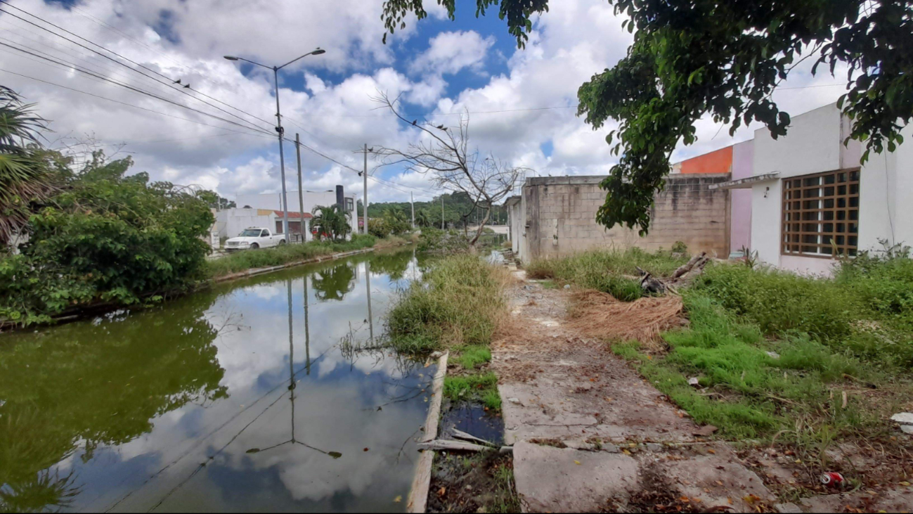 Mencionaron que el problema es porque no están conectados a las redes de Aguakan, no hay drenaje, y el líquido brota de las cañerías Mencionaron que el problema es porque no están conectados a las redes de Aguakan, no hay drenaje, y el líquido brota de las cañerías