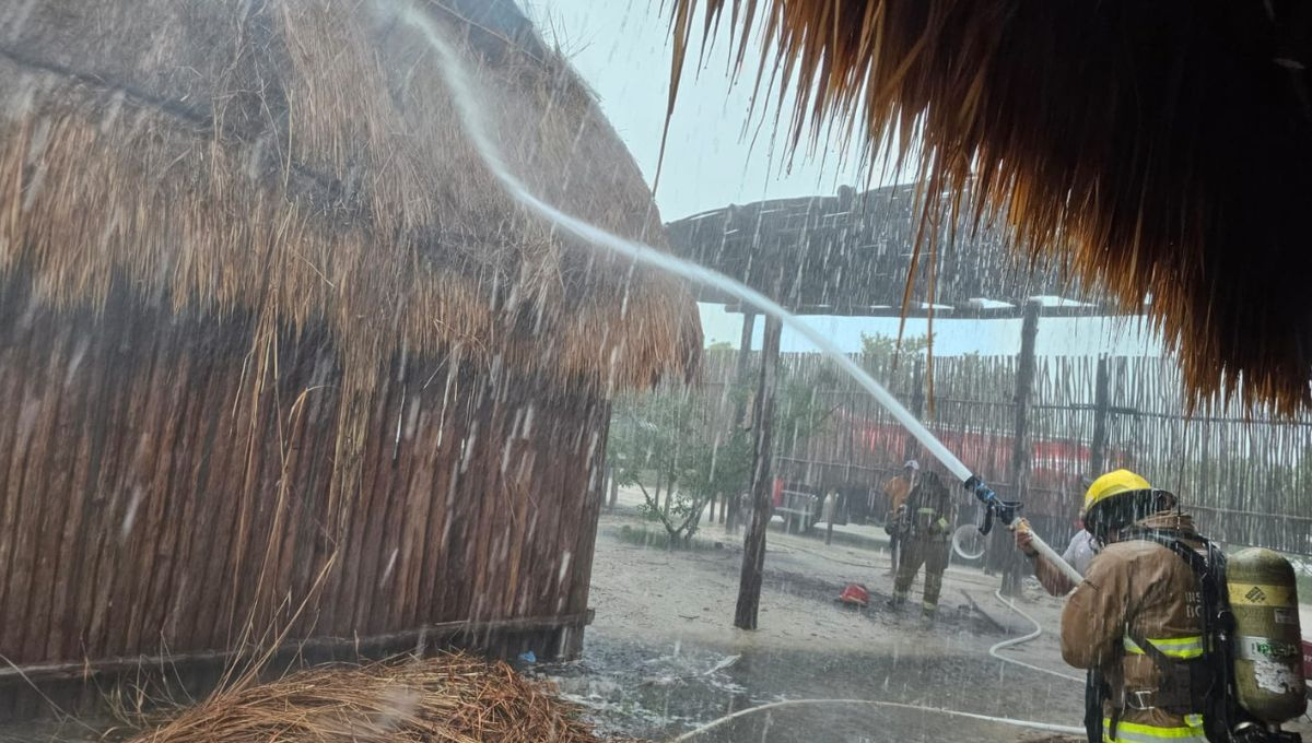 Personal de emergencias combate el incendio en Holbox