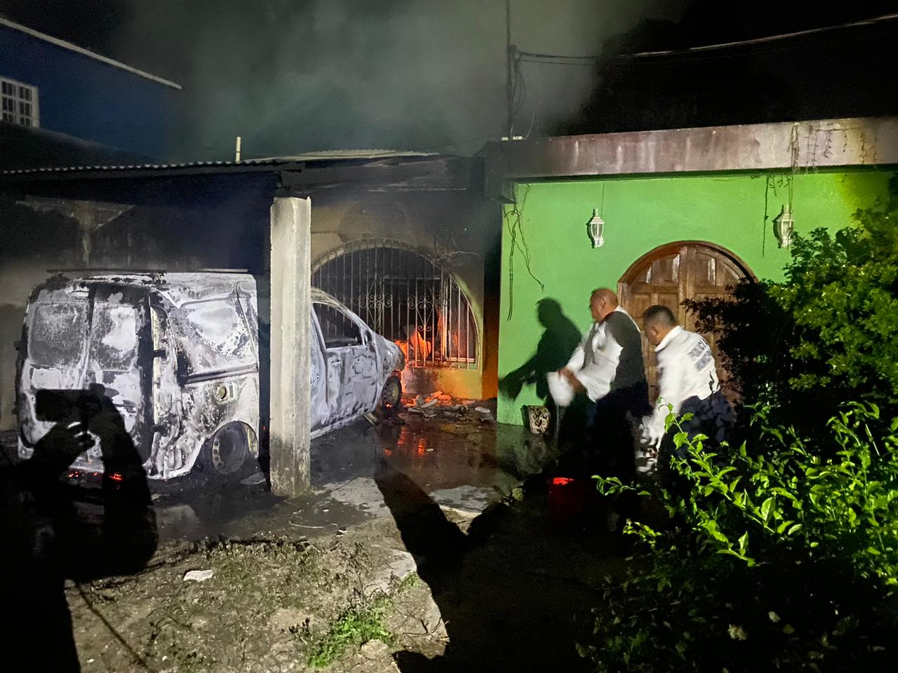 Incendio consume una camioneta en Escárcega tras falla eléctrica