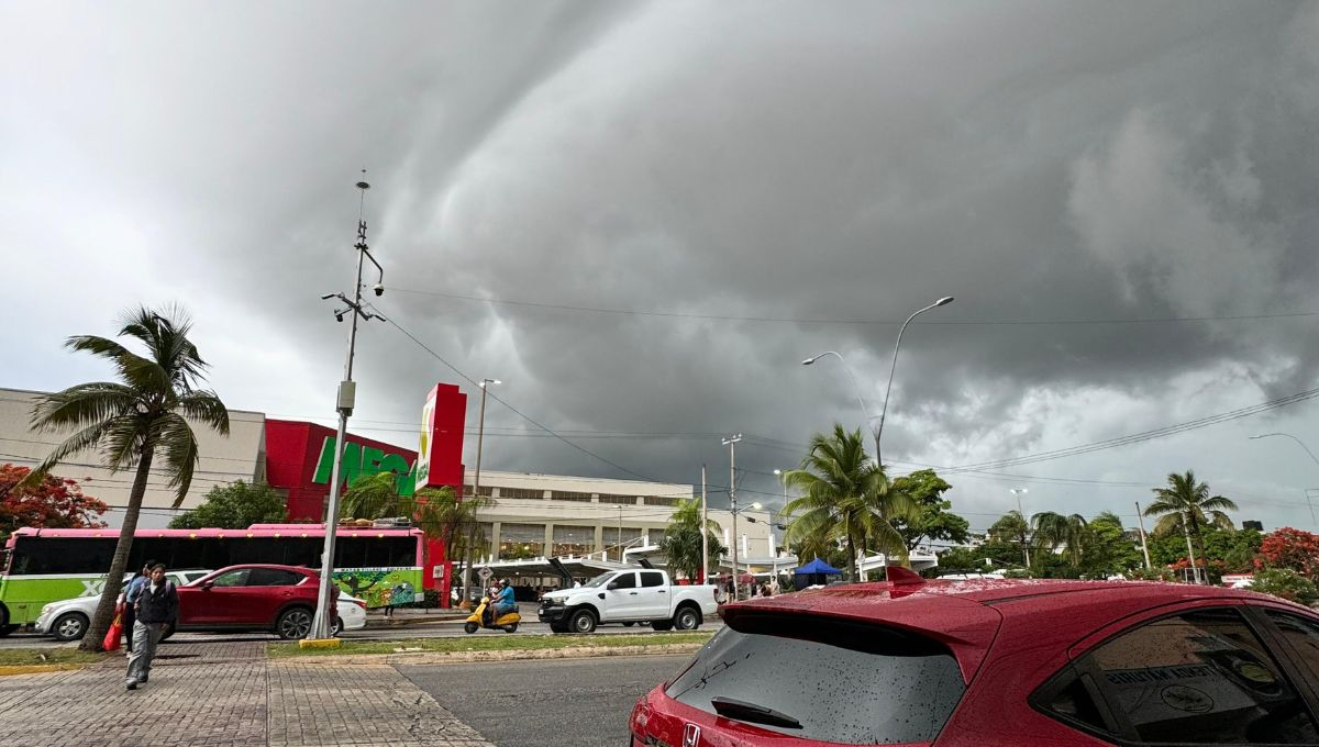 Fuertes lluvias generan encharcamientos y apagones en Cancún: VIDEOS