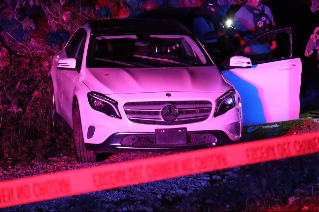 Cuerpo sin vida es abandonado dentro de lujoso auto en la México-Acapulco
