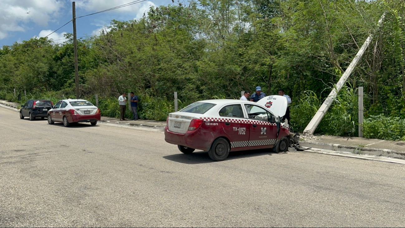   Fuerte choque en Campeche; taxista se estrella contra poste y lo derriba: EN VIVO  