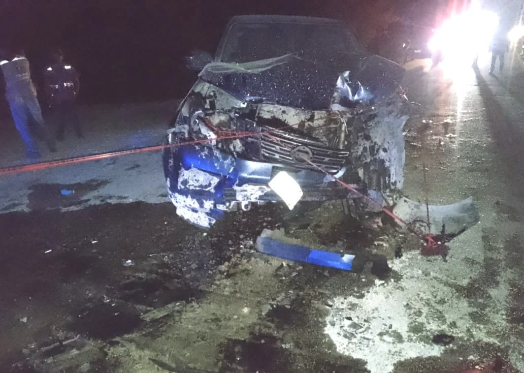En Escárcega,  camioneta queda destrozada por góndola de  un tractocamión