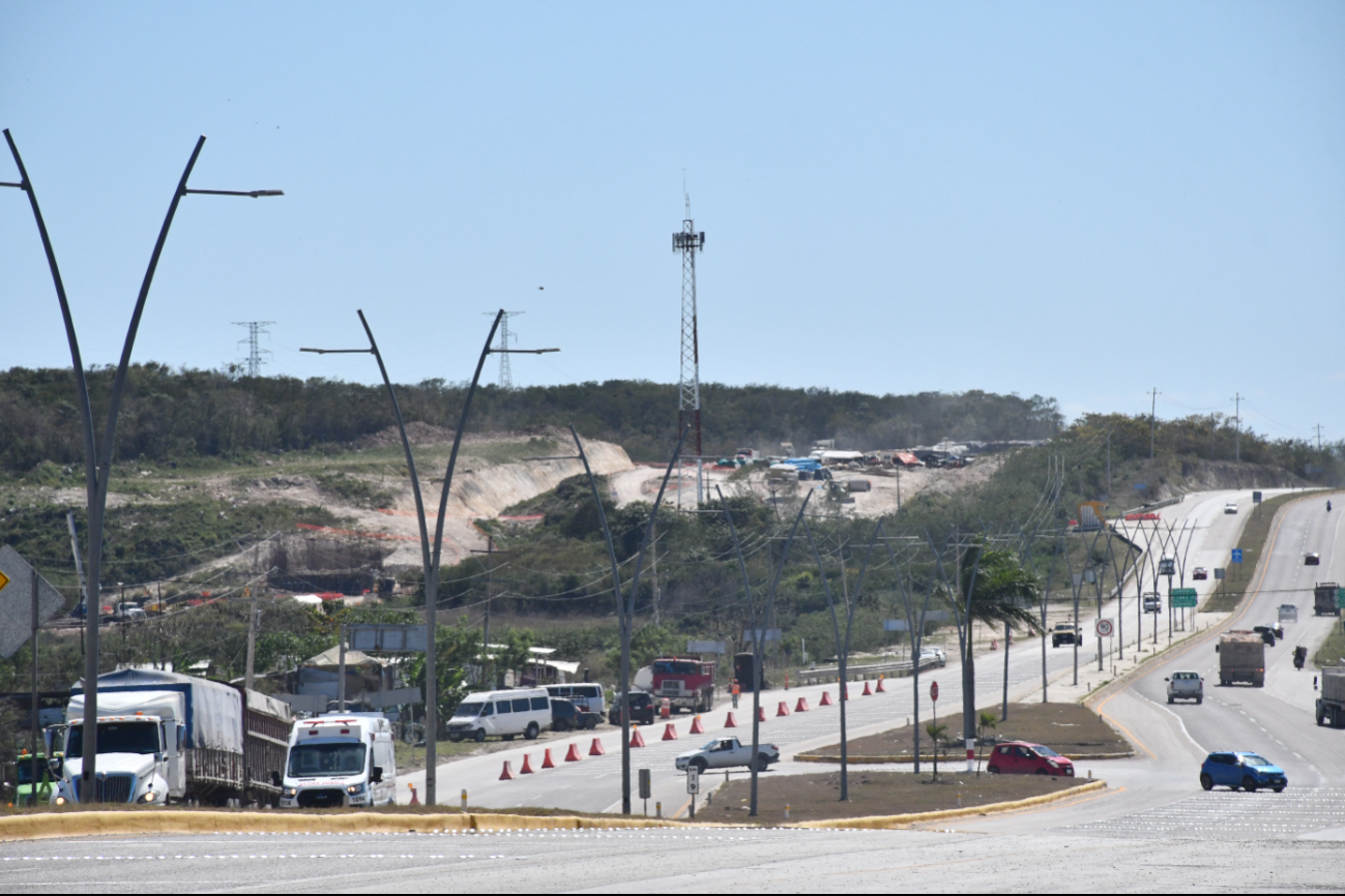 La red vial sufrió desgaste por la reserva de recursos y debido a que no se contaba con el Programa Nacional de Conservación. La red vial sufrió desgaste por la reserva de recursos y debido a que no se contaba con el Programa Nacional de Conservación.