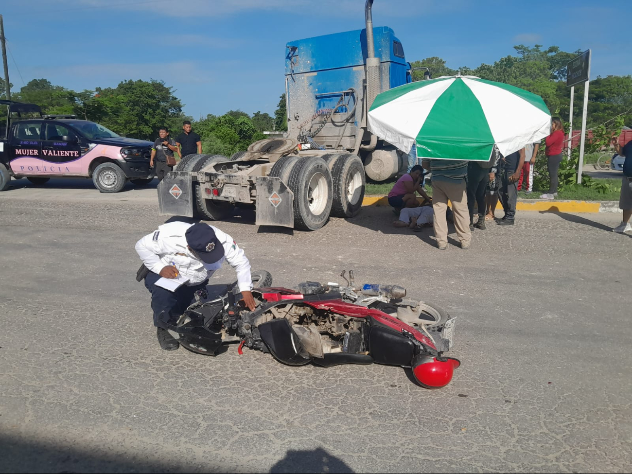 Miguel Martínez sufrió un traumatismo craneoencefálico tras chocar su motocicleta contra un tractocamión en Escárcega.