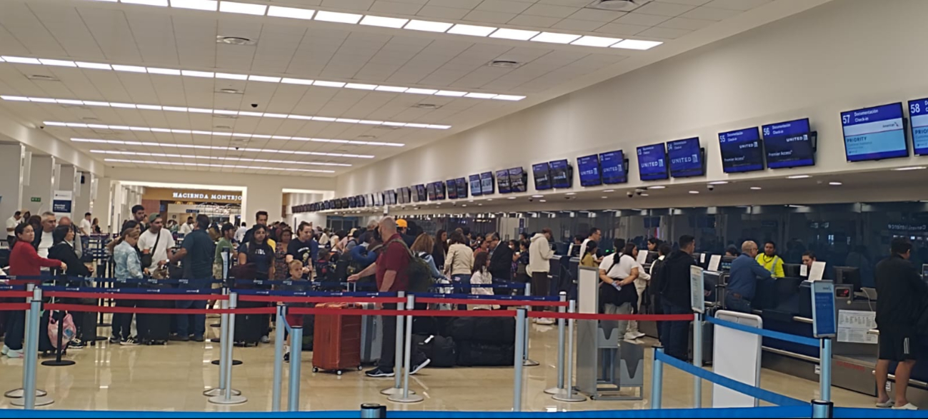 Pasajeros esperan que se reanuden las operaciones