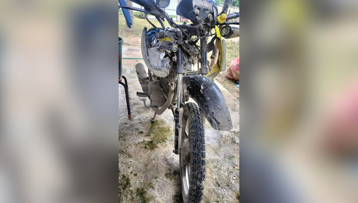 En Escárcega, combi de pasajeros provoca que motociclista se accidente y  huye